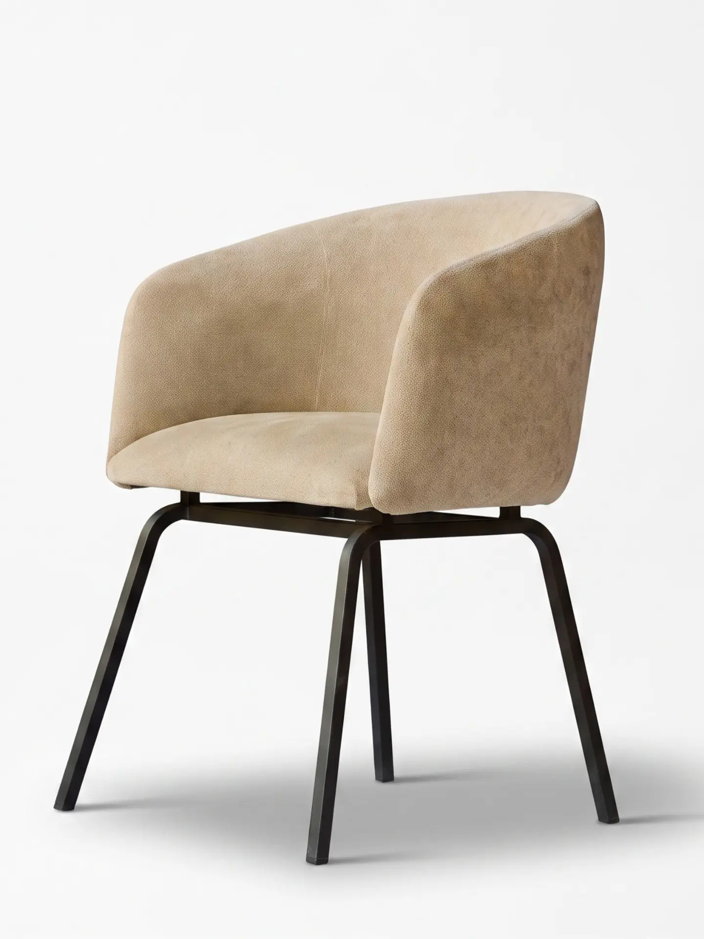 Silla NOXA tapizada en tela beige con base metálica negra